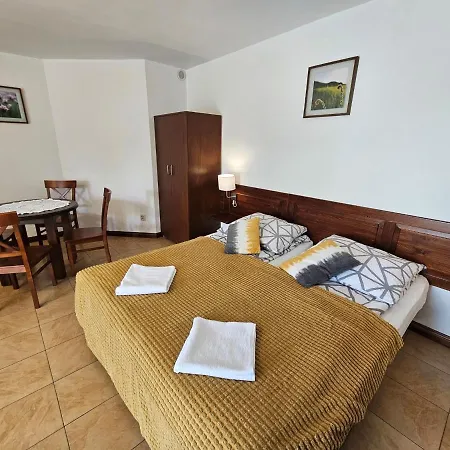 I Przy Leśniczówce Quarto em Acomodações Particulares