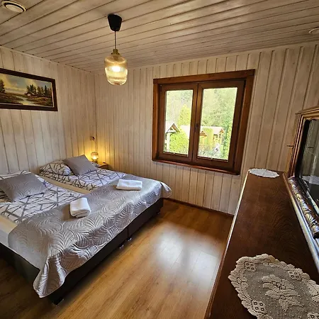 I Przy Lesniczowce ホームステイ ビエレ